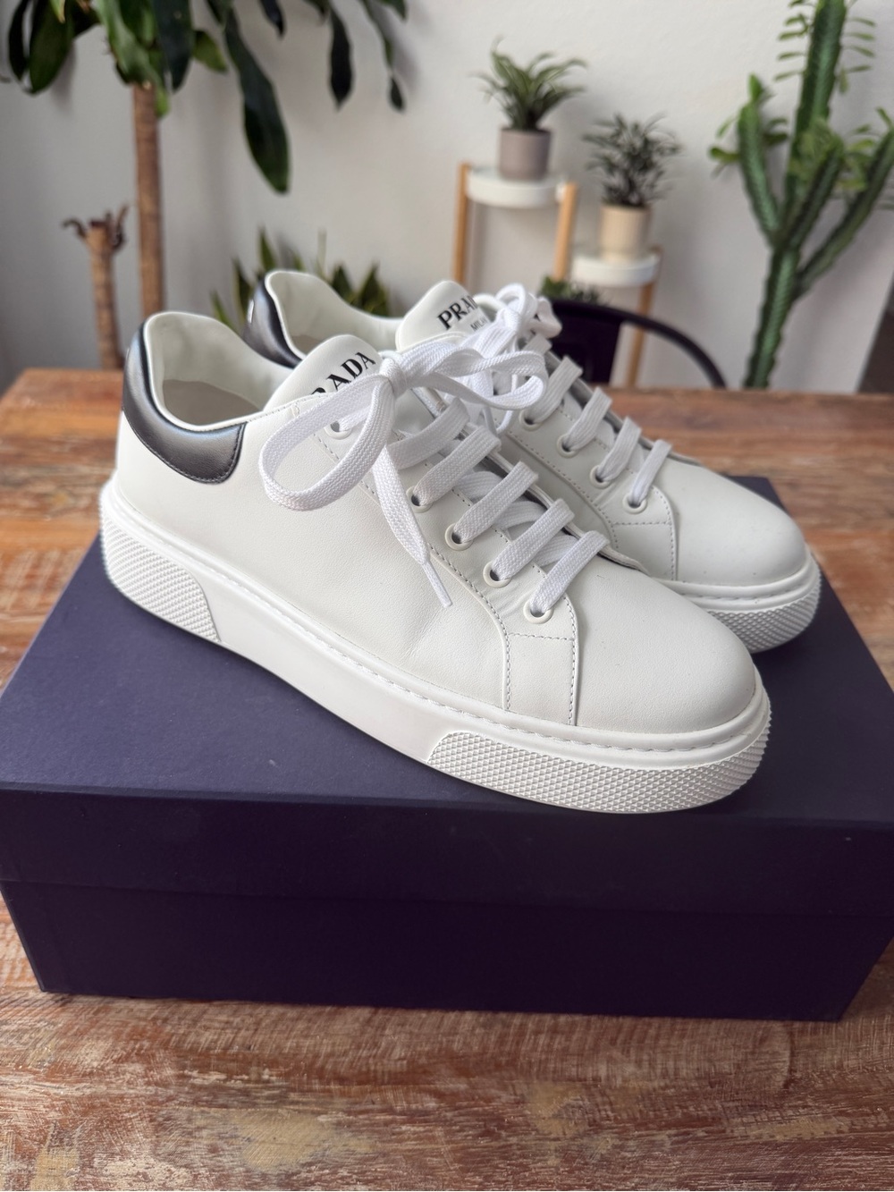 Prada 1E621M Womens Macro Logo
White/Black Leather Low Top SZ 39